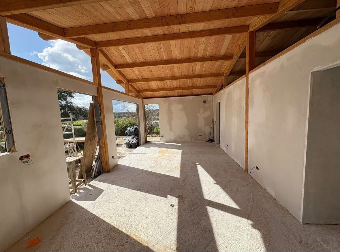 Nieuwbouwwoning in Spanje met gestucte wanden onder een houten kap