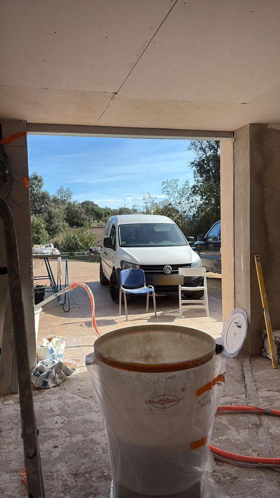 Stucmachine op locatie in Spanje, met uitzicht op de zon en de heuvels