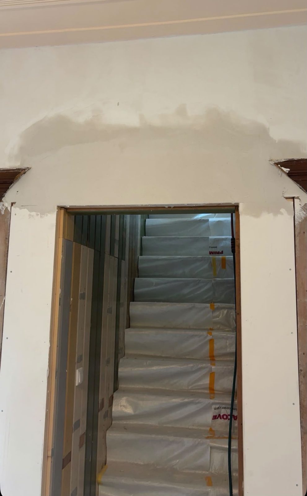 Herstelde wand boven een nieuwe doorgang naar de trap