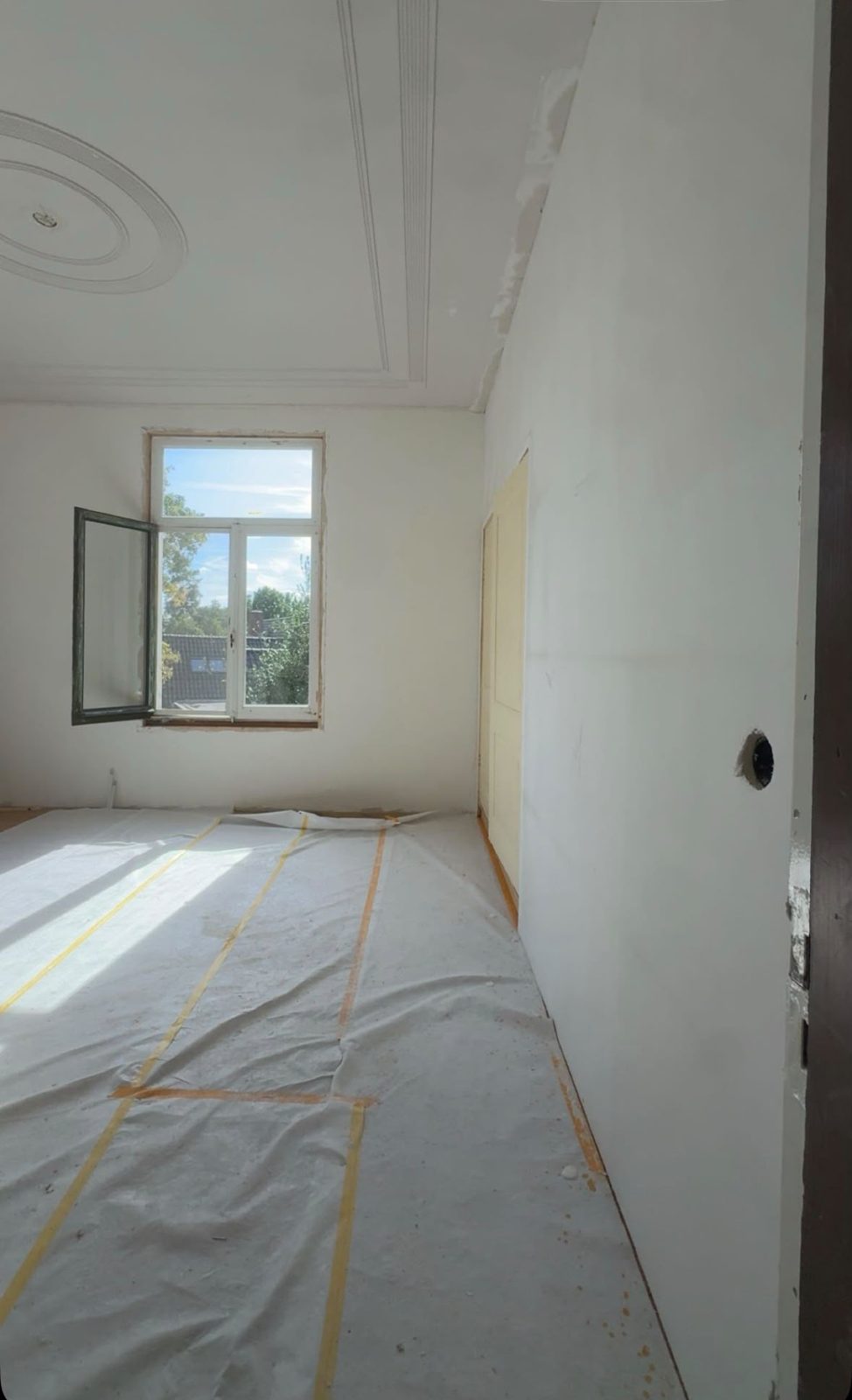 Slaapkamer met strak gestucte wanden en plafond met lijstwerk